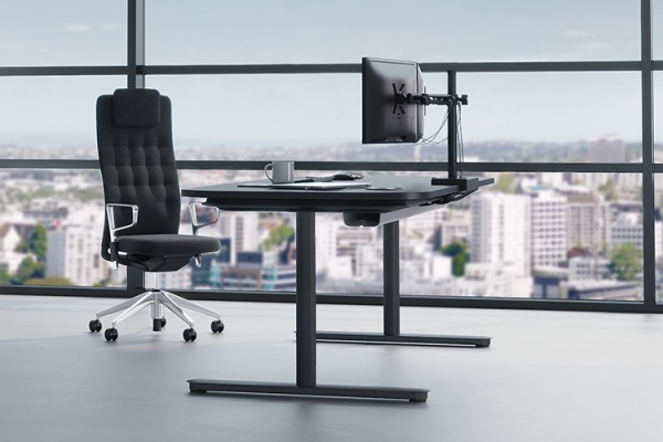 Reiss Trailo Schreibtisch mit optionaler elektischer Höhenverstellung - Tischplattenform konkav